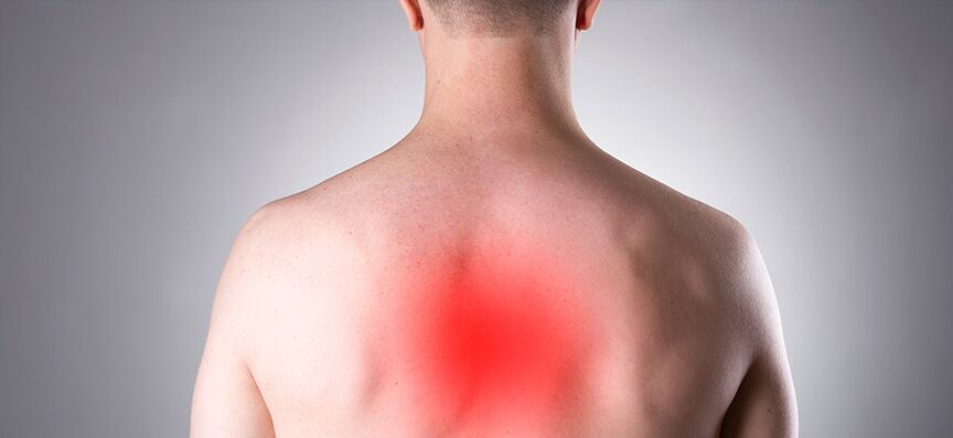 Ο πόνος είναι το κύριο σύμπτωμα της οστεοχονδρωσίας στο στήθος