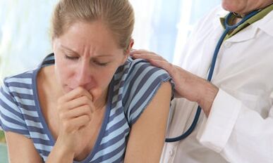 Ο γιατρός εξετάζει έναν ασθενή με οξύ πόνο στις ωμοπλάτες όταν βήχει